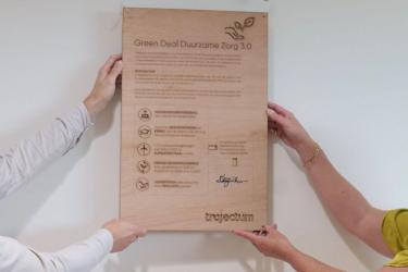 Trajectum zette op 10 oktober 2023 haar handtekening onder de Green Deal Duurzame Zorg 3.0. De Green Deal Duurzame Zorg is door het ministerie van VWS in het leven geroepen om bij zorgkantoren, zorgaanbieders en toeleveranciers meer samenwerking in de keten te realiseren. Het doel is om duurzame plannen uit te voeren en daarmee de klimaatcrisis tegen te gaan.