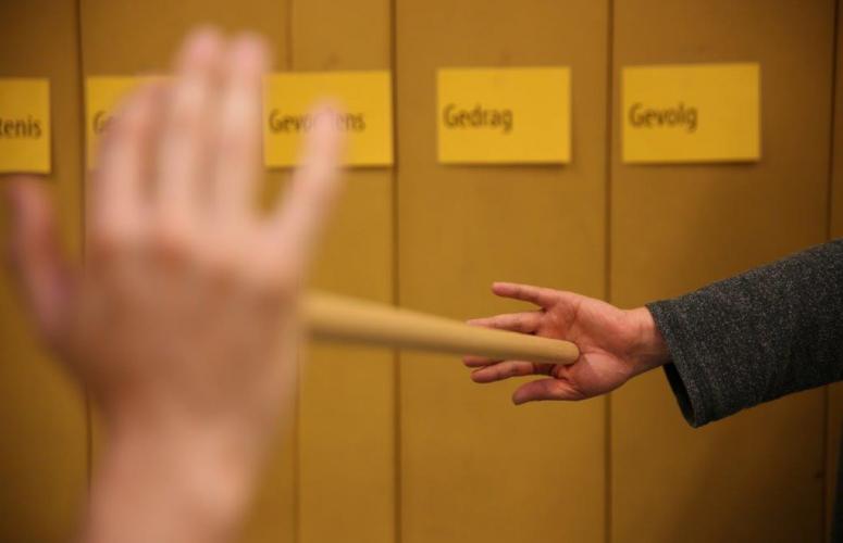 Rianne krijgt hulp bij het verwerken van haar trauma's.